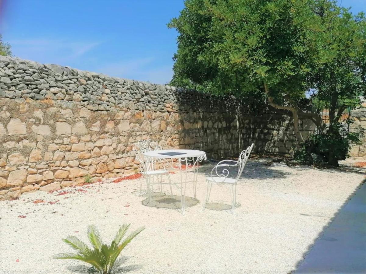 Il Baglio Di Kharrub Rural Guest House ปอซซัลโล ภายนอก รูปภาพ